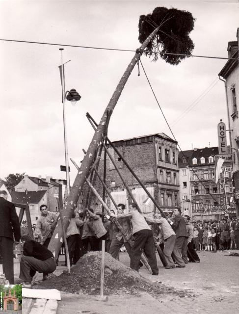 1961X_Aufstellen Kirmesbaum_LR