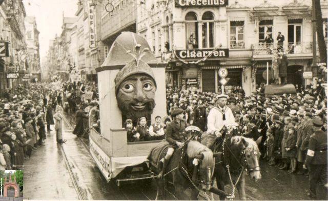 Rosenmontagszug am Loehrrondell 1935